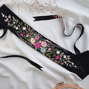 Broche brodée à la main avec perles, accessoire de mode élégant et personnalisé pour femme, broderie artisanale de luxe de qualité supérieure - Product Image 5