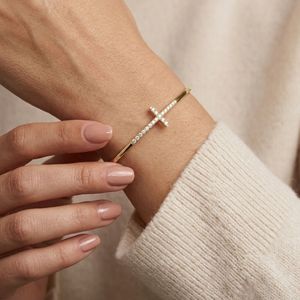 กำไลข้อมือทองคำ 14K ประดับเพชรแล็บโกรว์ดีไซน์รูปกากบาทสุดหรู - Product Image 2