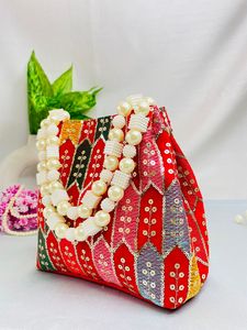 Sac Potli de Mariage Multicolore Rajasthani en Lin à Paillettes, Forme Selle, Fermeture Magnétique, Fait Main, de Créateur, pour Femmes, Filles et Futures Mariées - Product Image 6