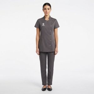 Ensemble uniforme de tunique d'esthéticienne personnalisé avec logo pour femme, col montant, haut à manches courtes, pantalon ajusté, tenue de travail tricotée pour spa et salon - Product Image 1