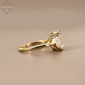 Bague de fiançailles en or jaune avec trois diamants taille émeraude et pierres latérales taille triligne, bijoux de luxe pour mariée, fournisseur - Product Image 2