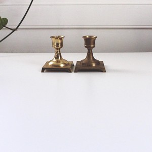 Portavelas de latón único diseñado para decoraciones llamativas de mesa, iluminación ambiental e interiores elegantes - Product Image 1