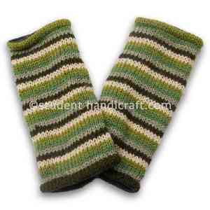 Calentadores de manos y pies de lana tejidos a mano en color verde - Product Image 1