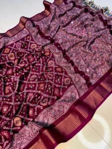 Sari de seda de diseño con bordado de espejo auténtico y ribete de encaje, con blusa a juego con bordado jacquard. - Product Image 6