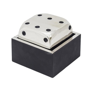 Dés en métal de haute qualité avec boîte, objet décoratif, décoration intérieure moderne, décoration de la maison, cadeau de nouveauté sportive, trophée, support OEM - Product Image 1