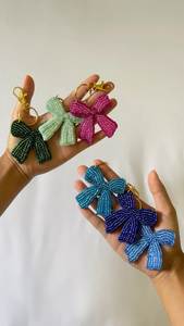 Porte-clés brodé de perles traditionnel, fait main avec des détails colorés, des points complexes et un design élégant - Product Image 6