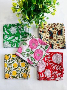 Ensemble de serviettes de table carrées imprimées vintage, faites à la main, en coton biologique 100%, de haute qualité, durables, pour la maison et les restaurants - Product Image 2