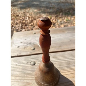 Campana de mano exclusiva de latón con mango de madera para salas de pooja, grupos de enseñanza y sonido potente. Campana de mano de latón a precios asequibles. - Product Image 3
