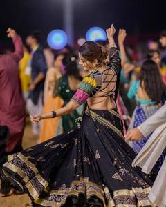 Lehenga de Algodón Muslin con Diseño de Espejos y Múltiples Encajes, Lehenga Choli Tradicional con Espejos Reales, Completamente Cosido - Product Image 3