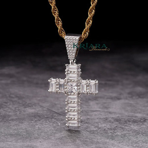 Colgante de Cruz de Plata 925 con Moissanita, Bañado en Rodio, Corte Esmeralda, Amuleto Religioso Unisex - Product Image 3