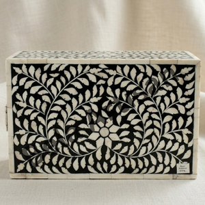 Caja de Almacenamiento de Madera Hecha a Mano con Incrustaciones de Madreperla, Diseño Floral en Blanco y Negro, Organizador Decorativo de Objetos, Portátil - Product Image 1
