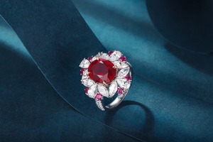 Bague cocktail en argent 925 avec rubis et pierres claires taille brillant ronde, sertie à griffes, motif floral, style de luxe - Product Image 4