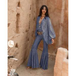 Robe fluide Maggie en denim et dentelle, manches cloche amples, décolleté plongeant, silhouette asymétrique fluide, confectionnée en dentelle corde complexe - Product Image 4