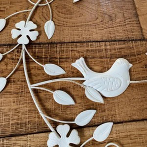 Charmante couronne en métal blanc en forme de cœur avec de doux oiseaux amoureux et des fleurs, décoration murale suspendue style shabby chic pour intérieurs romantiques - Product Image 6