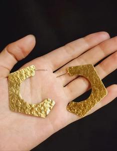 Pendientes de latón dorado hechos a mano de calidad premium, joyería de diseño pulida de lujo para damas, disponible a un precio competitivo. - Product Image 1