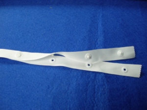 Cinta de Botones a Presión de Plástico de 18 mm de Ancho DK-679 |   Cinta de Plástico Blanca con Botones a Presión para Fijación de Prendas con Botones Circulares - Product Image 1