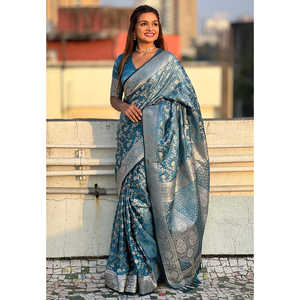 ผ้าไหมซาตินลายผีเสื้อสีฟ้าแบบ Banarasi Jaal พร้อมลายปักดิ้นสีชมพู  เสื้อผ้าอินเดียและปากีสถาน - Product Image 1