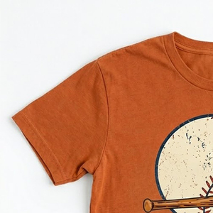 Camiseta unisex color naranja óxido con estampado de bate y pelota de béisbol, cuello redondo, manga corta, estilo casual, algodón, corte regular, para todas las estaciones. - Product Image 5