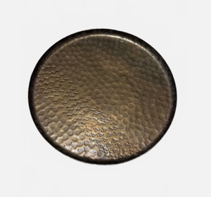 Bandeja de Metal Martillado Ember, Bandeja con Hoyuelos Obsidian, Plato Forjado a Mano Eclipse, Bandeja Decorativa Kuro Martillada, Forge & Hearth Antique - Product Image 1