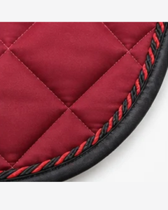 Tapis de selle de dressage rouge matelassé diamant de luxe pour l'équitation, avec logo et couleurs personnalisés, pour la course équine et toutes utilisations. - Product Image 4