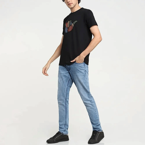 เสื้อยืดคอกลมแขนสั้นผ้าฝ้ายเจอร์ซีย์สีดำสำหรับผู้ชาย พร้อมลายมือลายทางหลากสี ทรงลำลองพอดีตัว - Product Image 4