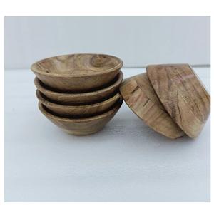 En contraste con la cerámica o el vidrio, los tazones de madera ofrecen una estética rústica y cálida que realza la presentación de cualquier comida. - Product Image 1