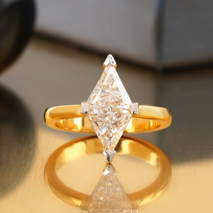 Anillo de Compromiso Geométrico de Oro Amarillo de 18K con Diamante Cultivado en Laboratorio de Corte Trillón de 2.02 CT Claridad VS1 y Oro Blanco de 14K con Buen Corte - Product Image 1
