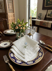 Serviettes en tissu personnalisées en gros, broderie fleur de tulipe, serviettes de table en coton avec ourlet festonné, durables pour la maison, les mariages et les événements - Product Image 4