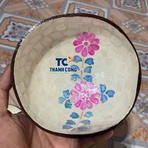 ชามเปลือกมะพร้าวทำมือขายส่ง ประดับมุกเปลือกหอยลายดอกไม้สีชมพู ตกแต่งมุกเต็มใบ ชามของที่ระลึกสุดหรู - Product Image 1