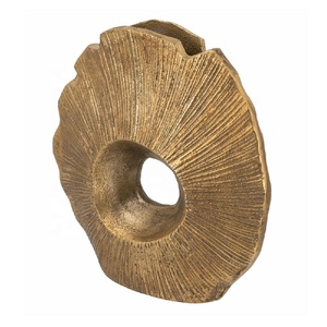 Florero Metálico con Acabado Dorado Antiguo, Diseño Escultural Inspirado en Conchas Marinas, para Exhibición en Vitrinas, Mesas, Salas de Estar y Decoración de Oficinas - Product Image 4