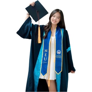 Capa de Graduación de la Universidad Nacional de Economía, Azul con Ribete Dorado, Estilo Bandera de Satén, Impresión Digital Duradera, Regreso a Clases - Product Image 1