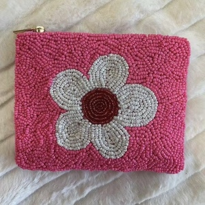 Monedero de cuentas artesanal de Halloween, diseño espeluznante, color rosa, blanco y rosa - Product Image 4