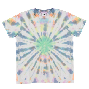 Camiseta Moderna con Estampado Digital Tie Dye, Diseño Clásico en Rojo, Amarillo y Naranja, 100% Algodón, Ecológica, Transpirable y de Secado Rápido para Hombre - Product Image 1