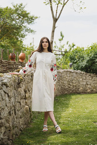 Elegante Vestido Vyshyvanka de Lino Hecho a Mano con Bordado Floral Rojo, Vestido Maxi Boho Chic de Manga Larga para Mujer - Product Image 4