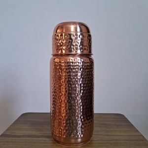 Bouteille d'eau en cuivre authentique faite à la main, texture martelée, avec fermeture à vis sécurisée, joint en caoutchouc, ouverture large et portable. - Product Image 1
