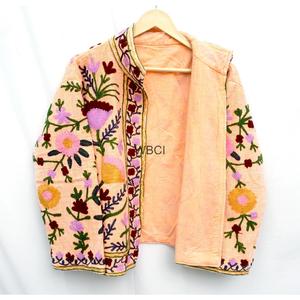 Veste courte matelassée en coton doux tricotée à la main avec broderie Suzani TNT pour femmes, idéale pour les sorties et les fêtes ethniques - Product Image 2