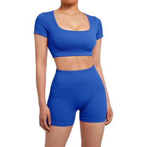 Ensemble de yoga 2 pièces côtelé sans couture avec short froncé à dos ouvert et manches courtes pour l'entraînement - Product Image 1