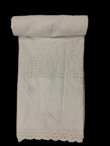 Tissu en coton blanc de qualité supérieure avec bordure à œillets – Broderie florale Schiffli teintable avec bord festonné pour robes – Vente en gros directe usine - Product Image 4