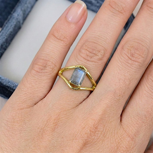 Bague de fiançailles et de mariage vintage en or jaune avec labradorite, pierre précieuse taille brillant, sertie à griffes, design géométrique, classique pour femme - Product Image 5