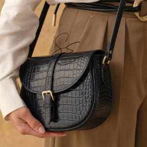 Bolso Bandolera de Cuero Genuino con Grabado de Cocodrilo para Mujer, Estilo Preppy, con Cremallera y Solapa, Personalizable OEM - Product Image 1