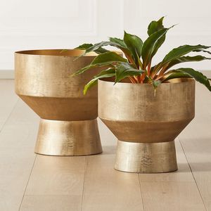 Large Capacity Metal Planter Durable Decorative Flower Pot Premium Balcony Patio Garden Home Display Stylish Construction - Product Image 4