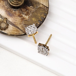 Vente en gros de boucles d'oreilles à clous en or jaune massif 18 carats avec diamants naturels ronds en grappe, fermoir à vis, bijoux fins, Memoria Jewels - Product Image 2
