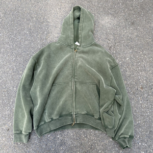 Sudadera con capucha de streetwear de peso pesado, con cremallera completa, hecha a medida, con efecto desgastado, lavado ácido, con parches, hombros caídos y bordados. - Product Image 3