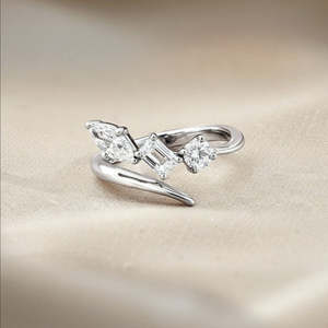 Bague de fiançailles tendance pour femme en argent sterling 925 avec trois pierres, style ouvert, émeraude marquise et moissanite taille brillant - Product Image 5