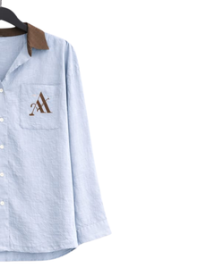 Ensemble deux pièces décontracté pour femme : chemise bleu clair et pantalon large marron en coton et lin avec poches brodées – Tenue d'été - Product Image 4