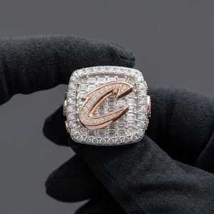 Anillo de pulsera de plata de ley 925 con letras personalizadas en forma cuadrada, con diamantes de moissanita VVS, estilo lujoso, para unisex. - Product Image 5