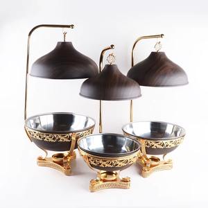 Elegante plato para calentar alimentos de metal, bellamente elaborado, que aporta lujo y sofisticación a cada presentación de buffet. - Product Image 2