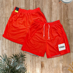 Shorts de basketball pour homme en polyester noir avec cordon de serrage à la taille et logo imprimé sur le devant, design sportif respirant - Product Image 4