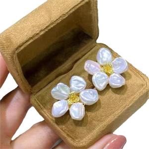 ต่างหูทำมือสไตล์บาโรกประดับดอกไม้และไข่มุกน้ำจืด ปี 2024 สำหรับผู้หญิง ขายส่ง - Product Image 5