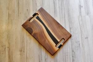 Planche à découper en bois faite à la main, forme rectangulaire avec poignée, bois naturel avec design grain de résine, bloc de découpe de cuisine - Product Image 5